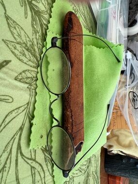 Vintage-Inspired Black Metal Round Reading Glasses with Brown Leather Case